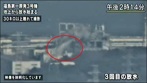 18일 일본 후쿠시마 원전 3호기에 자위대가 지상에서 살수차로 물을 뿌리고 있다.