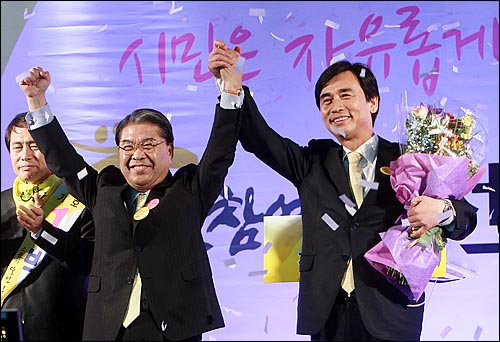 지난 3월 19일 경기도 수원실내체육관에서 열린 '국민참여당 제2차 전국당원대회'에서 이재정 전 대표(왼쪽)가 유시민 대표의 손을 들어보이고 있다.(자료사진)