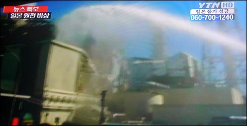 도쿄소방청이 19일 방사능이 유출되고 있는 후쿠시마 원전 3호기에 냉각수를 투입하고 있다.(YTN 화면 촬영)
