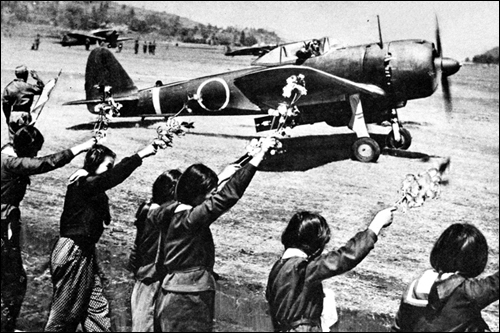 1945년 4월 12일 일본 치란 특공기지에서 출격하는 가미카제 특공대의 하야부사 전투기 조종사에게 벚꽃가지를 흔드는 일본 여고생들.