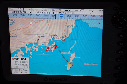 GPS 상에 나타난 요트 항적도. 왕복 선이 선명하며 중간에 끊긴 부분이 보이는데 이 구간에서 요트 엔진에 스크류에 문제가 있어 점검을 마치고 운항했다. 왕복 100마일의 세일링이었다.