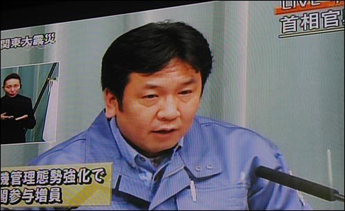 에다노 유키오 일본 관방장관은 20일 오후 3시 30분쯤 도쿄 총리 관저에서 생중계된 기자회견에서 후쿠시마 원전 3호기 격납 용기 압력 상승 문제와 방사능 식품 대책에 대해 발표하고 있다. (NHK TV 화면 촬영)