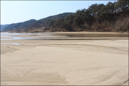 금모래강 내성천 금빛 모래를 더해주던 내성천. 영주댐 건설로 이 금빛 모래들은 그 빛깔을 잃게 된다. 진실로 묻고 싶다. "어찌 이곳을 흐트리려 하십니까?"