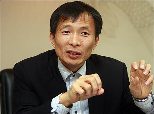 송기호 변호사는 "지난 3일 김성환 외교장관이 국회에서 '한EU FTA가 7월 1일 발효하도록 돼 있다'고 발언했지만 이런 합의는 국제법적으로도 아무런 구속력이 없다"며 지적했다.