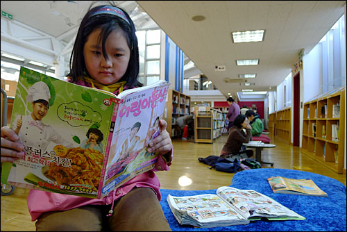 17일 오후 전남 순천시 해룡면 기적의 도서관에서 한 어린이가 책을 읽고 있다.