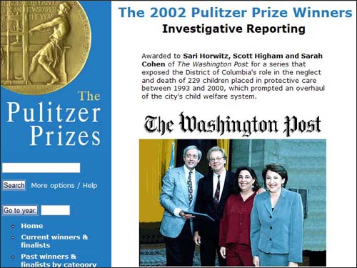 2002년 퓰리처상 탐사 부문 수상자인 <워싱턴포스트> 탐사팀. 맨 오른쪽이 새리 호위츠.