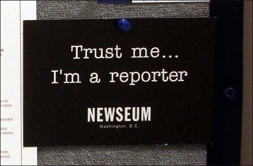 워싱턴 DC에 있는 뉴스박물관 '뉴지엄'에서 나온 포스터. "Truest me... I'm a reporter(저를 믿으세요. 기자거든요)."