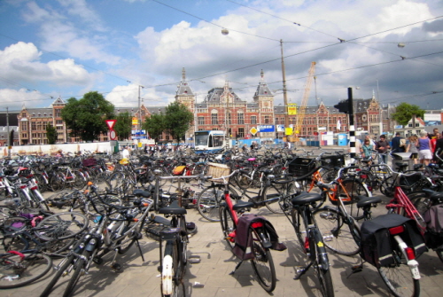 관광 산업의 방향을 어떻게 설정해야 하는지를 생각해 볼 수 있는 네덜란드 암스테르담 중앙역 자전거 주차장입니다.