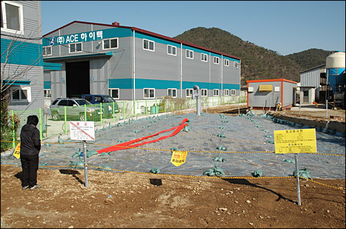 경남 김해시 주촌면 원지리에 있는 구제역 매몰지다. 사진은 공장 바로 옆에 매몰지가 만들어져 있는 모습.