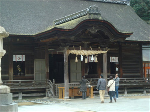  오야마즈미신사(大山祗神社) 의 하이덴(拜殿). 이 하이덴 뒤에 혼덴(本殿)이 있습니다. 그리고 혼덴 좌우에 수신과 번개 신을 섬기는 당집, 미야(宮)가 있습니다.