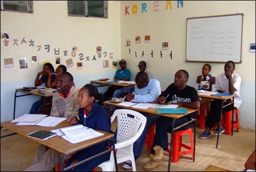 한국어 수업에 집중하고 있는 케냐 학생들.