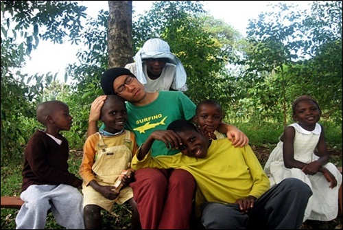 케냐 지방에 위치한 르완데티 마을 아이들과 최섭씨.