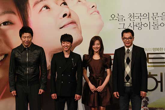  <로맨틱헤븐>기자 간담회 자리에 선 배우들. 왼쪽부터 김수로, 김동욱, 김지원, 장진 감독