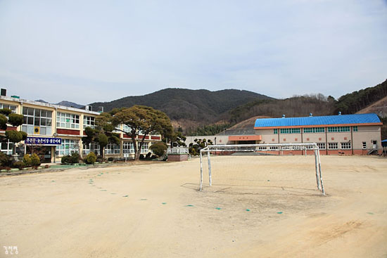 1921년 5월에 개교하여 2009년 3월 1일자로 폐교가 되어 인근 송정마을로 옮겼다. 