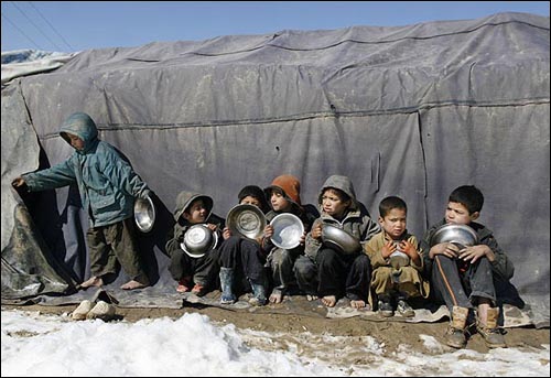 지난 2월 14일(현지시각) 아프가니스탄 카불 난민촌에서 어린이들이 점심배급을 기다리고 있다.