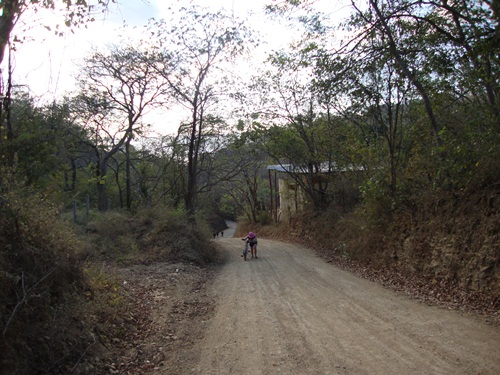 마셀라에서 플라야 마데라스 가는 길. 자전거를 끌고 언덕길을 오르는 중이다