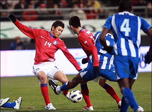  한국 축구대표팀의 이정수가 25일 저녁 서울 상암월드컵경기장에서 열린 온드라스와의 친선경기에서 선제골을 성공시키고 있다.