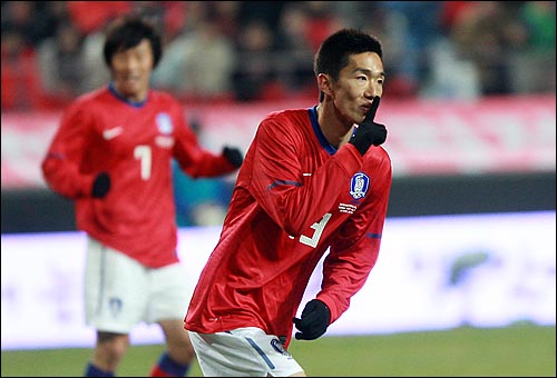  한국 축구대표팀의 김정우가 25일 저녁 서울 상암월드컵경기장에서 열린 온드라스와의 친선경기에서 두번째 골을 성공시킨 뒤 기뻐하고 있다.