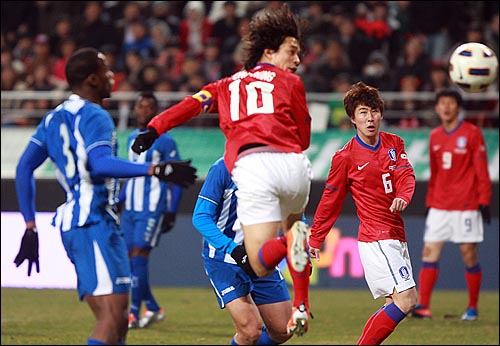  한국 축구대표팀의 박주영이 25일 저녁 서울 상암월드컵경기장에서 열린 온드라스와의 친선경기에서 세번째 골을 헤딩 슛으로 성공시키고 있다.