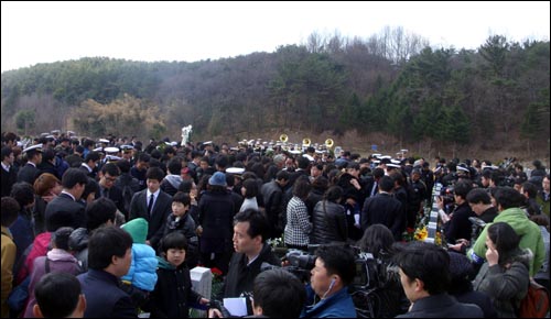 국립대전현충원 '천안함 46용사 묘역'에 참배객들이 줄을 이었다.