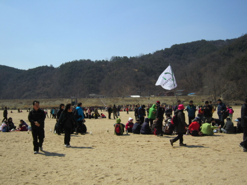 회룡포 모래사장에 모인 시민들.