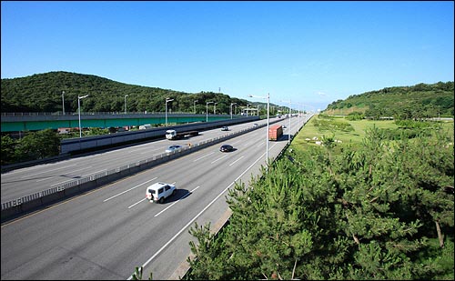 국토해양부는 2001~2008년까지 민자고속도로 운영수입 보전비용으로 인천공항고속도로에 6973억 원을 지원했다.