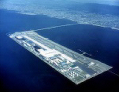 간사이국제공항. 오사카 내만의 인공섬 위에 건설되었다.