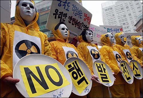 일본 대지진으로 원자력 발전소의 안전에 대한 불안감이 높아지고 있는 가운데, 지난 2011년 3월 29일 오전 서울 중구 명동거리에서 환경운동연합 여성위원회 회원들이 '핵으로부터 안전한 세상'을 요구하는 퍼포먼스를 벌이고 있다.이날 이들은 정부의 국내 원자력 확대 정책에 대한 전면 재검토와 신규 원전 건설계획 중단을 요구했다.