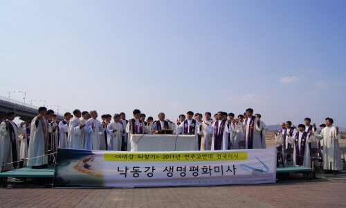 낙동강 생명평화미사에 참가한 60여 명의 신부들.