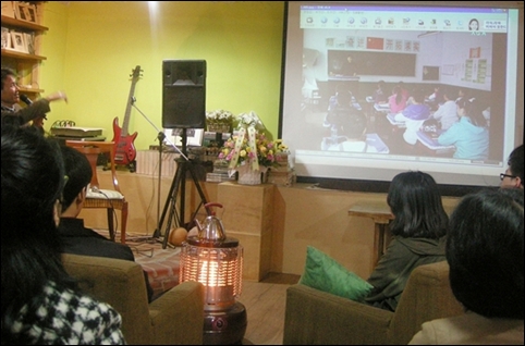 영상을 통해 조선족 아이들의 교육 현장을 설명하는 박영희 시인. (25일 열린 출판기념회에서)
