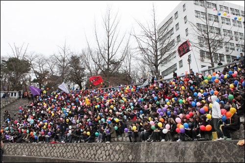 지난 3월 24일 경희대 서울캠퍼스 노천극장에서 2000여명의 학생들이 참석한 가운데 전체학생총회가 열리고 있다.