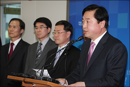  정부에서 동남권신국제공항 백지화를 발표한 가운데, 김두관 경상남도지사는 30일 오후 경남도청 브리핑룸에서 기자회견을 열고 입장을 밝혔다.