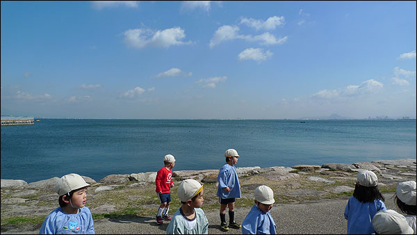 서울 면적보다 큰 호수 비와꼬. 이 물을 오사카와 교토 등에 사는 주민 약 1000만 명이 마시고 있다. 비와꼬 주변에 있는 어린이집 아이들이 운동을 나왔다.