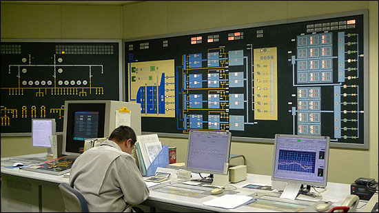 일본의 하수처리 기술은 세계 최고로 평가받는다. 코오난주우부정화센터의 중앙 감시실 전경.