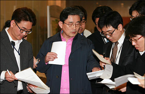  30일 정부의 동남권 신공항 백지화 결정에 대해 지도부 책임론을 주장한 이한구 한나라당 의원이 취재진에 둘러싸인채 질문을 받고 있다.