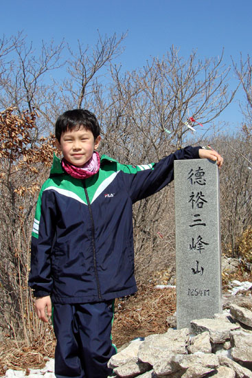 삼봉산 정상에 서다. 삼봉산은 1200미터가 넘는 고봉이었지만, 봄기운이 완연했다.