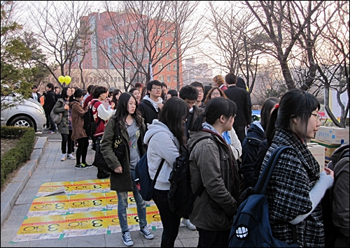지난 3월 30일. 서강대 전체학생총회에 참석하기 위해 학생들이 줄을 서서 비표를 받고 있다.