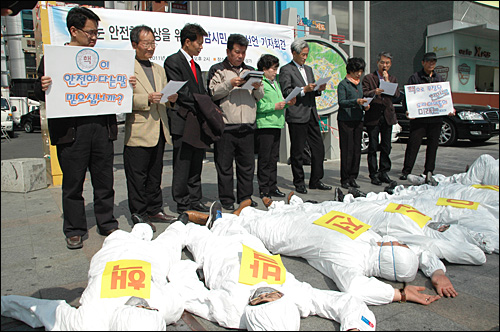  원폭피해자인권복지보장범시민추진위(준), 경남급식연대, 마창진환경연합, 경남진보연합, 민주노총 경남본부 등 단체들은 31일 오후 창원시청 앞에서 ‘핵 없는 안전한 세상을 위한 경남시민사회 공동선언’을 했다.