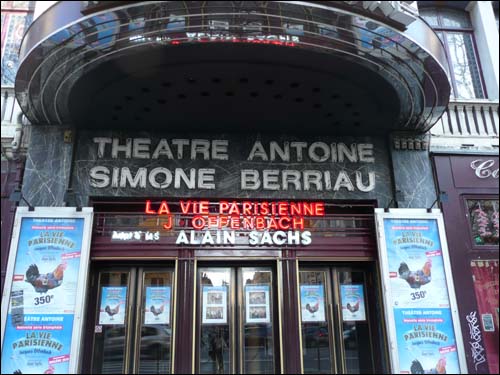 연극 상연을 앞둔 파리의 한 극장.
