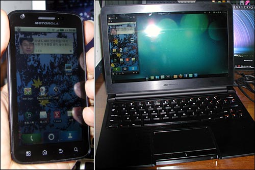 모토로라 아트릭스(왼쪽)을 랩독에 꽂으면 모니터에 스마트폰 화면이 그대로 뜬다.