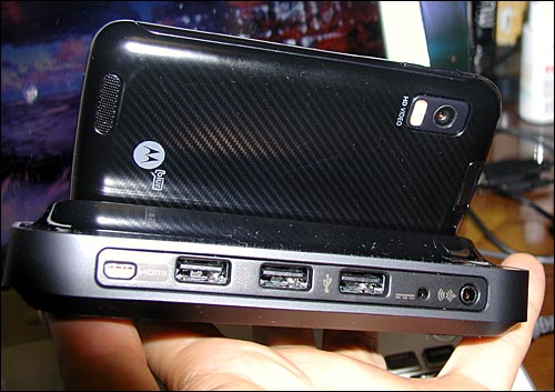 HD멀티미디어독. HDMI포트와 USB포트가 있어 PC모니터, 키보드, 마우스 등과 연결해 모토로라 아트릭스를 PC본체처럼 활용할 수 있다.   