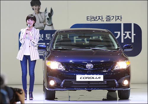 토요타 모델인 구혜선씨가  '코롤라'를 소개하고 있다.