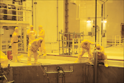 울진 원전에서 핵연료 교체 및 재장전을 위해 '가이드 폴'을 설치하고 있다. 