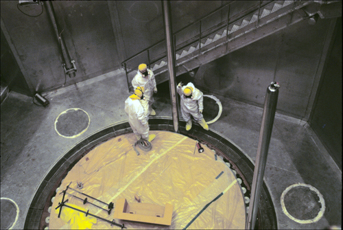 울진 원전 1호기 원자로 내부에서 핵연료 교체 및 재장전 전에 '가이드 폴'을 설치하고 있다.