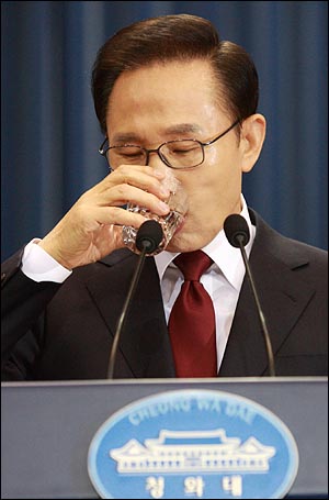 기자회견 도중 이명박 대통령이 물을 마시고 있다.