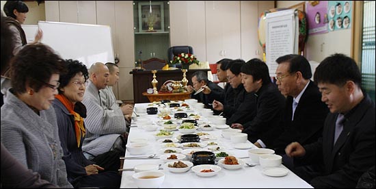 중앙성당·청계사 신도들의 화합의 오찬 안양 중앙성당 사제와 신도들은 의왕 청계사 신도들이 사찰식으로 차린 오찬을 같이하며 즐거운 대화를 나눴다. 

