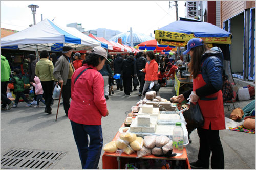 장흥 토요시장의 주말은 사람들이 북적대고 활기가 넘친다. 