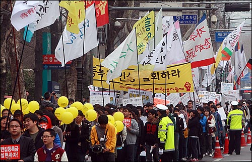  2일 오후 서울 종로구 대학로 마로니에 공원에서 '4.2 반값등록금 실현을 위한 시민·대학생 대회'를 마친 참가자들이 정부의 반값 등록금 공약 이행을 촉구하며 거리행진을 벌이고 있다.