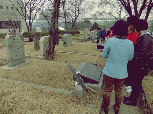 일요일을 제외한 매일 오전, 오후 각 두번씩 자원봉사자들이 방문객들과 함께 묘역을 돌며 안내와 설명을 해준다.