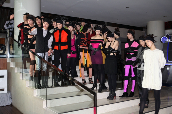 패션디자이너 하상백의 2011 Autumn/Winter Collection 패션쇼가 지난 4월 1일 저녁 10시, W호텔에서 Woo Bar에서 열렸다.